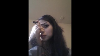 Amputeret armløs teenager - lægger makeup med fødderne