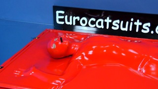 Bondage in rode latex vacbed met aangehecht latex masker van Eurocatsuits.com