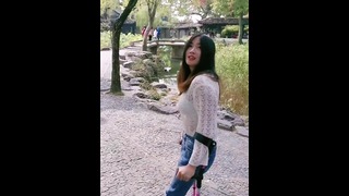 Người đẹp cụt tay Hàn Quốc chống nạng trong công viên