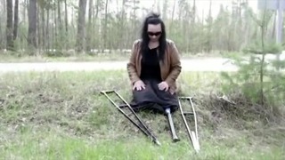 [redigerad] Svart kjolkvinna utan ben, bara pegleg & kryckor