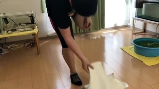 Asiatique amputé adolescent mettre au prothèse jambe