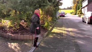 Amputált mankóval Nyilvános séta