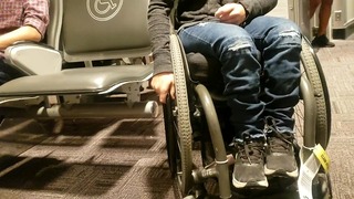 Paraplegikus repülőtéri találkozás 2