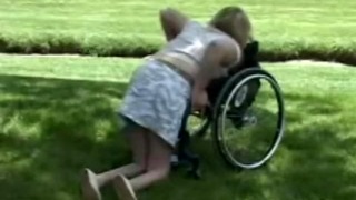 Paraplegiker im Hinterhof