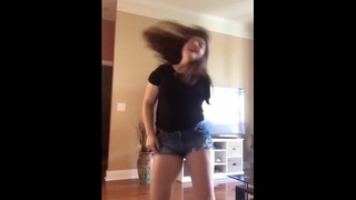 Quente latina braço amputado dança no shorts
