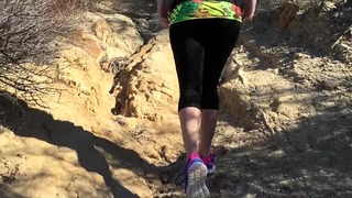 Gadis Hiker Memanjat Batang Keras