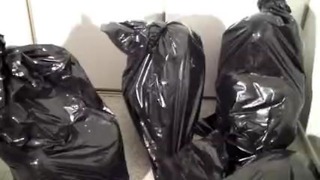 Esclavos en bolsas de basura