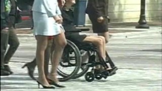 Блондинка на инвалидна количка на публично място