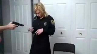 납치 된 여자 경찰관