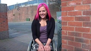 Leah Caprice związana na wózku inwalidzkim w brytyjskim Flashing + zewnętrzna nagość