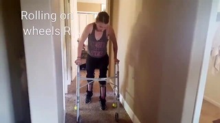 可爱的残疾人走路带腿套