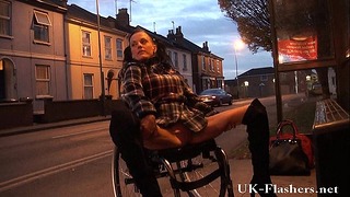 バリアフリーの彼女と車椅子から公共の場で膣を点滅させるカプリス