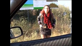 Twee slechteriken die een ontvoerde tiener op de snelweg mishandelen