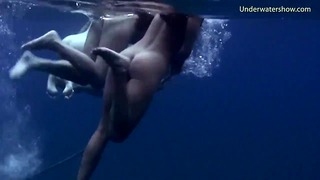 3 fete sexy înoată și se distrează în mare