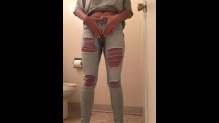 Adolescente disperata fa la pipì nei suoi jeans e gli piace