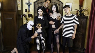 Familieslag - Halloween Kostume fest slutter med uhyggelig familie orgie