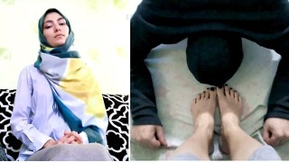 Прихильник стопи Femdom Ноги луки вниз облизує ноги ісламському стилі