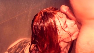 Ingefära rödhårig lång mjuk oral och kuk beundra i varm dusch