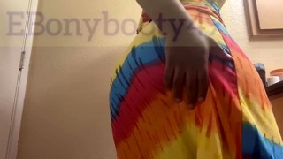 Bambina che strappa scoregge spumeggianti in un vestito arcobaleno