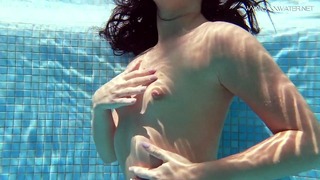 제시카 링컨은 수영장에서 흥분하고 알몸을 얻습니다.