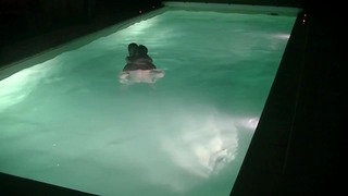 Jeux Sexuels Dans Une Piscine rucha się w basenie.