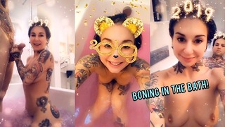 Η Joanna Angel και τα κοντά χέρια σε μια ιδιωτική μπανιέρα με υγρό σαπούνι σεξ