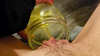 Fazendo xixi em uma jarra no meu quarto