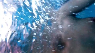 Riley Reid Merge la înot gol