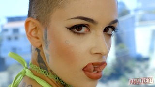 Tatuerad anal hora Leigh Raven tar kuk upp hennes röv och sperma i ansiktet
