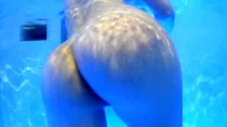 Sexo subaquático na piscina com adolescente loira gostosa