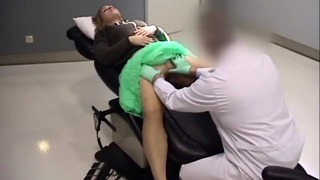 El Ginec Logo Se Calza a Su Paciente Mientras Su Novio Espera Fuera