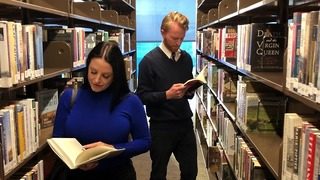 Angela White a Čtu potichu v knihovně