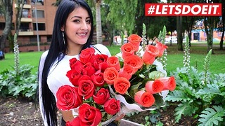Morena toma sexo sobre rosas #
