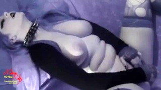 Gotische tiener in nylonkousen masturbeert tot luid orgasme met dildo