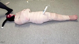 Harley Quinn Verpakt in lagen mummificatie BDSM Vervolgens geplaagd met een toverstok die tot sperma is gemaakt