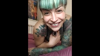 Sexy modelo tatuada jugando en la cámara por dinero en efectivo