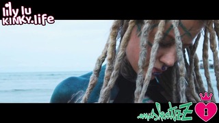섹시한 비키니 애타게 – 해변에서 브래지어에 향취와 대체 문신 잉크 소녀 – Sfw 야외