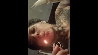 Filles tatouées qui fument mouillées