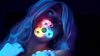 Secretcrush4k - Gloeiende neonbabe plaagt je lul met haar onberispelijke figuur
