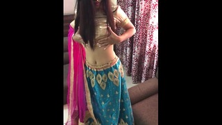 Seksowna babhi bawi się łechtaczką podczas menstruacji