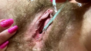 Je suis venu deux fois au milieu de mes règles ! Close Up Hirsute Pussy Big Clit torturer Dripping Moist Orgasm