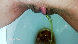 Pisciare in bagno. lavare la vagina pelosa nei giorni del ciclo. Avvicinamento.