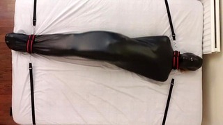 Sous-marin dans un sac de bondage attaché au lit Breathplay