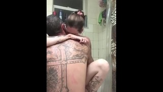 Coq d'équitation tatoué et sexy Doggy Style Sucer Dick Boy Manger La Chatte Mamelons Percés Tatoué Cnc Femme