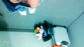 Vlog di viaggio - Pissing Babe in the Airport - angel Fowler