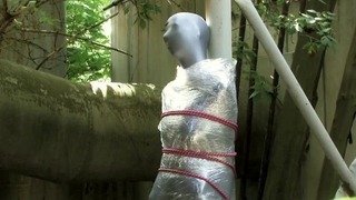 Esclava atada y envuelta en el misterio del patio trasero: torcedura completa en una bolsa para cadáveres Zentai