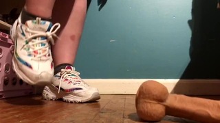 花絮！ 穿着运动鞋的狂野少女用脚折磨可怜的鸡巴！