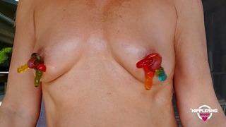Nippleringlover Kåt Milf Finger jävla hål i bröstvårtan som sätter in godis i sträckta bröstvårtor
