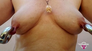 Nippleringlover indsætter dobbelte, store tunge ringe i ekstremt strakte, enorme brystvortepiercinger