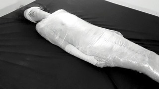 Мумификация в пластиковой обертке: чистая версия - жесткий трах и распыление BDSMлюбовники91